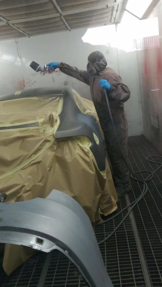 Autospuiten in de spuitcabine van MTL